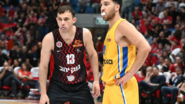 תמיר בלאט, מכבי תל אביב לצד רועי הובר, הפועל ירושלים (צילום: ברני ארדוב)