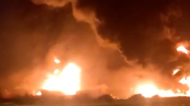 תקיפת מיכל נפט באיראן  (צילום: רשתות ערביות)