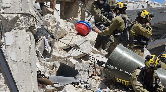 בניין המגורים בבת ים שנפגע מהטיל האיראני   (צילום: אלון חכמון)