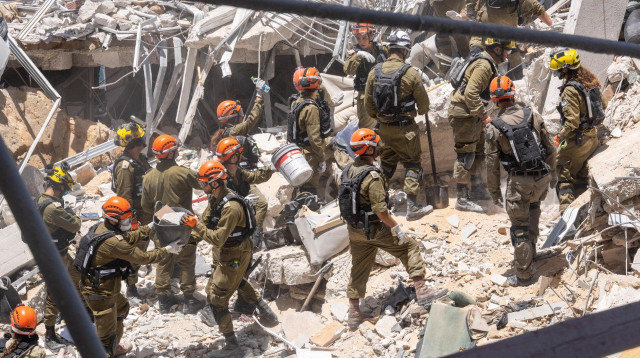 כוחות החילוץ של פיקוד העורף בזירת נפילה (צילום: דובר צה"ל)