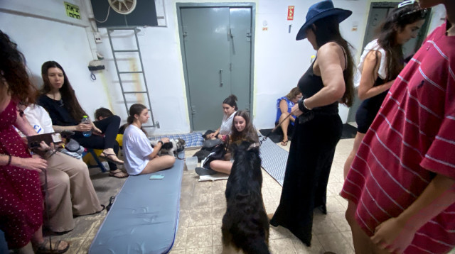 ישראלים במקלט בתל אביב (צילום: אבשלום ששוני)