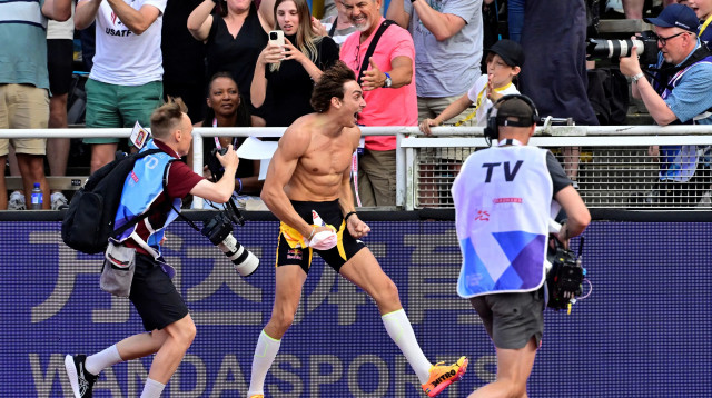 ארמנד דופלנטיס קופץ במוט שבדי לאחר שיא עולם חדש (צילום: רויטרס)