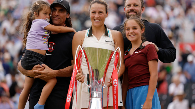 טטיאנה מריה טניסאית גרמנייה, זוכת טורניר קווינס עם בעלה ובנותיה (צילום: רויטרס)