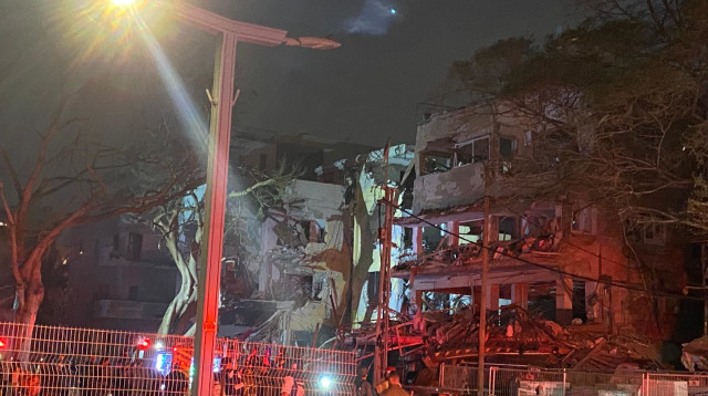 כוחות הביטחון וההצלה בזירה בה פגע טיל איראני (צילום: אבשלום ששוני)