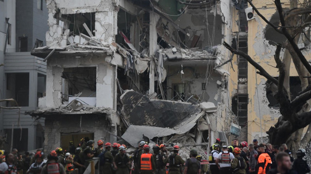 הנזק מפגיעת הטיל האיראני בתל אביב (צילום: אבשלום ששוני)