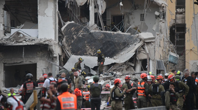 פגיעת הטיל האיראני בתל אביב (צילום: אבשלום ששוני)