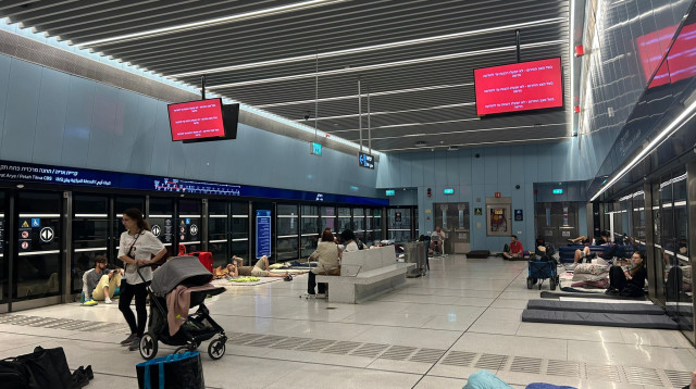 תושבי תל אביב ברציף הרכבת הקלה (צילום: מאיה כהן)