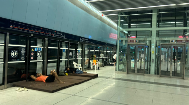 מקלט זמני ובטוח. תושבי תל אביב ברציף הרכבת הקלה (צילום: מאיה כהן)