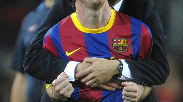 פפ גווארדיולה עם ליאונל מסי (צילום: AP)