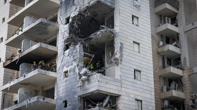 הבניין בפתח תקווה שנפגע מטיל איראני (צילום: חיים גולדברג, פלאש 90)