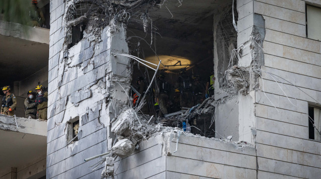 הפגיעה בבניין בפתח תקווה (צילום: חיים גולדברג, פלאש 90)