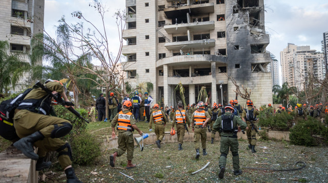 פגיעת הטיל האיראני בבניין בפתח תקווה (צילום: חיים גולדברג, פלאש 90)