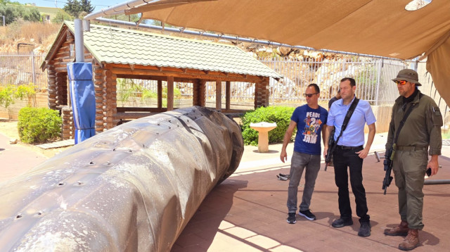 יוסי דגן ליד שבר טיל איראני (צילום: דוברות מועצת שומרון)