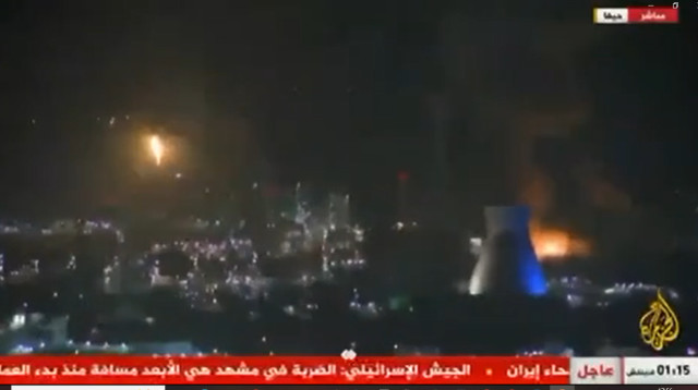 פגיעת הטיל האיראני במתקן בזן במפרץ חיפה (צילום:  צילום מסך אל ג'זירה)