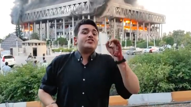 כתב הטלוויזיה האיראנית מקלל את ישראל על הפצצה  (צילום: מסך)