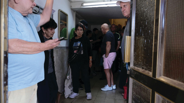 מבוגרים בממ"ד בזמן אזעקה (צילום: אבשלום ששוני)