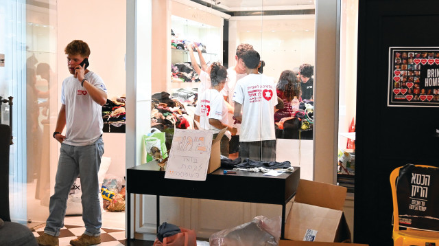 סיוע למפונים במלון הרודס בתל אביב (צילום: פאולינה פטימר)