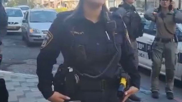 השוטרת לינוי בוסקילה בהפגנה של מתנגדי המלחמה מול איראן (צילום: רשתות חברתיות, שימוש לפי סעיף 27 א')