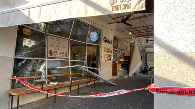 נזקים בחנויות בתל אביב לאחר התקיפה האיראנית (צילום: אבשלום ששוני)