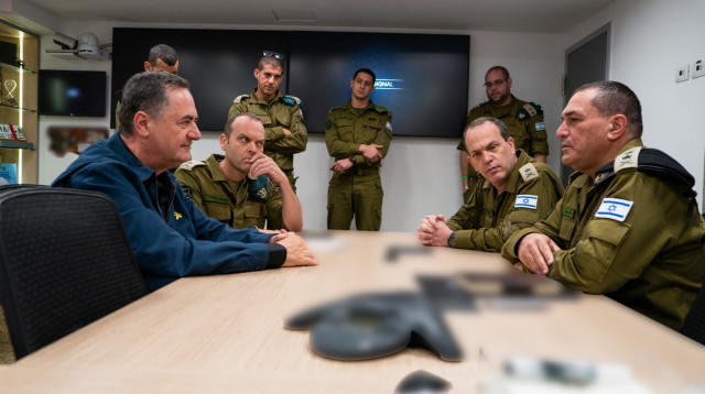 ישראל כץ בישיבה עם אייל זמיר (צילום: דובר צה"ל)