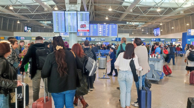 אזרחים ממתינים לטיסות  (צילום: שאטרסטוק)