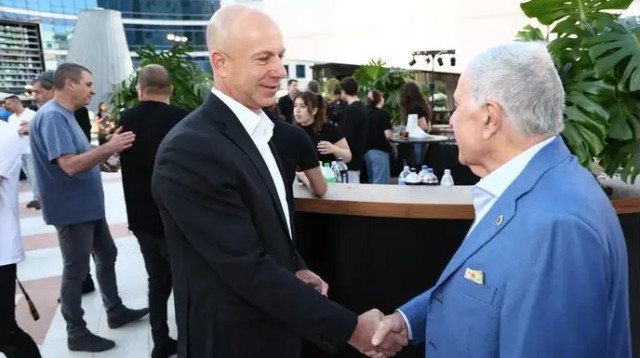 המנהלת תהפוך את ההחלטה? שטיינברג עם עו"ד שמעון מזרחי (צילום: ברני ארדוב)