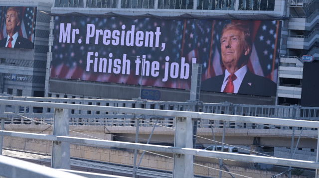 שלט חוצות על איילון בתל אביב של דונלד טראמפ (צילום: אבשלום ששוני)