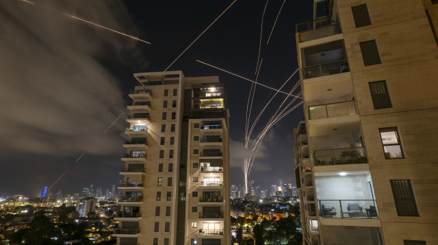 יירוט מתקפת טילים איראנית. 18.6.25 (צילום: מתניה טאוסיג, פלאש 90)