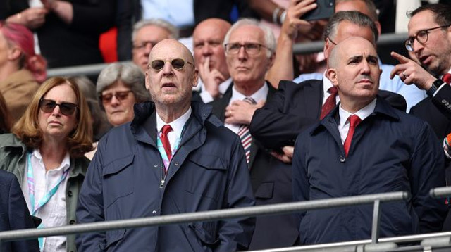 בראדה וגלייזר ביציע (צילום: Julian Finney)