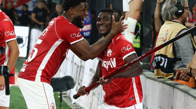 קינגס קאנגווה חוגג עם לוקאס ונטורה, הפועל באר שבע (צילום: דני מרון)