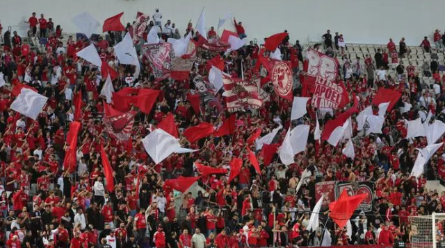 לא צריכים את ליאו מסי. אוהדי הפועל תל אביב (צילום: אודי ציטיאט)