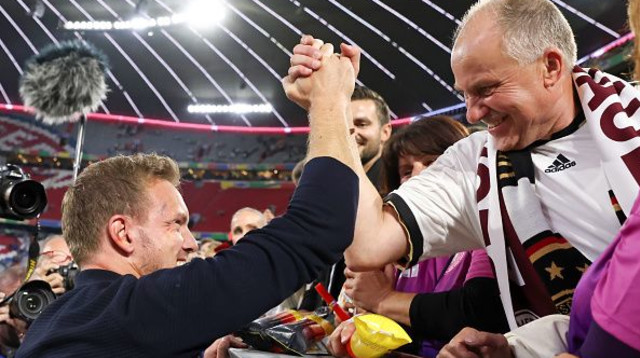 אביו של וירץ עם יוליאן נגלסמן (צילום: Stefan Matzke - sampics)