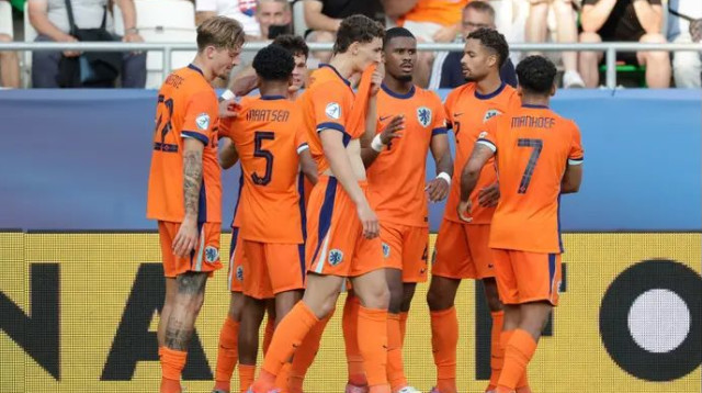 התעוררו ברגע האמת. שחקני נבחרת הולנד חוגגים (צילום: GettyImages, Jeroen van den Berg/Soccrates)