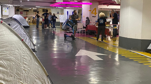 החניון התת-קרקעי של דיזנגוף סנטר, שהוסב למקלט (צילום: אבשלום ששוני)