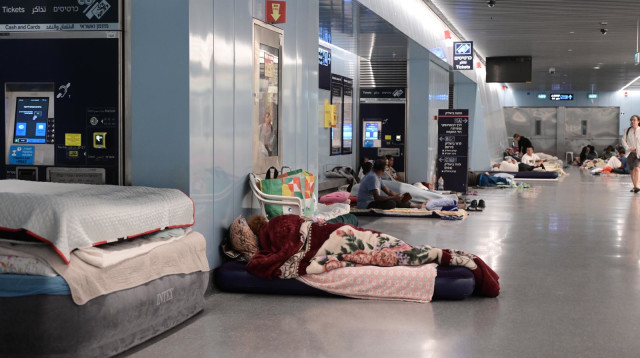 אזרחים מבלים את הלילה בתחנה תת-קרקעית של הרכבת הקלה (צילום: אבשלום ששוני)