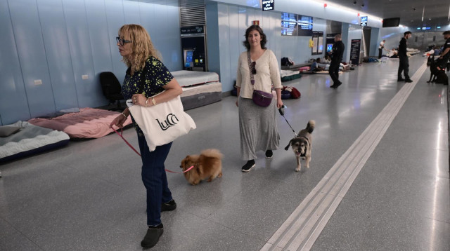 אזרחים וחיות מחמד בתחנה תת-קרקעית של הרכבת הקלה (צילום: אבשלום ששוני)