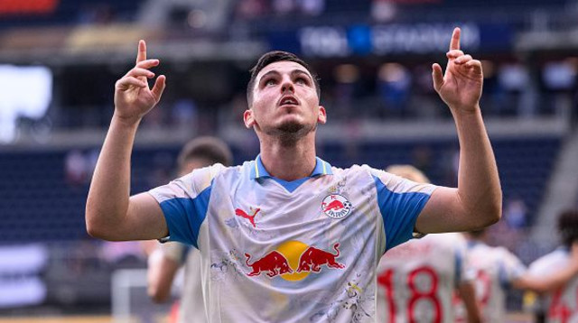 אוסקר גלוך כובש במדי רד בול זלצבורג בגביע המועדונים (צילום: Eurasia Sport Images)