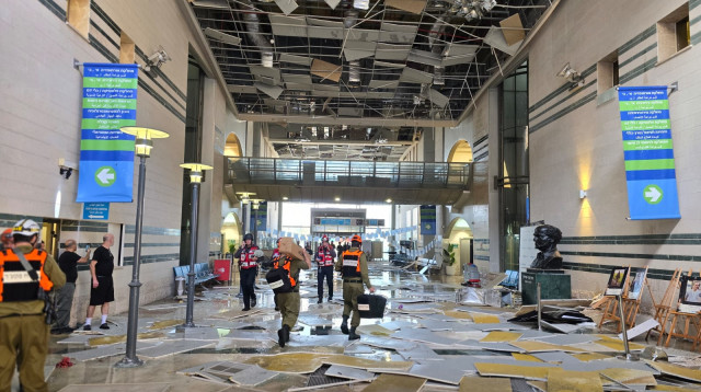 הנזק מפגיעת הטיל האיראני בבית החולים סורוקה  (צילום: זאב דיקמן דוברות כבאות דרום)