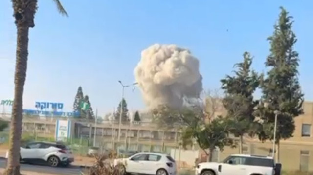 פגיעה ישירה בבית החולים סורוקה (צילום: צילום מסך רשתות חברתיות לפי חוק 27א לזכויות יוצרים)