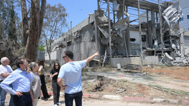 נשיא המדינה הרצוג ביקר במכון ויצמן לאחר הפגיעה הישירה (צילום: עמוס בן גרשום/לע״מ)