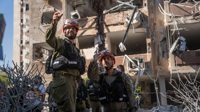 מפקד פיקוד העורף בזירת הנפילה בחולון (צילום: דובר צה"ל)