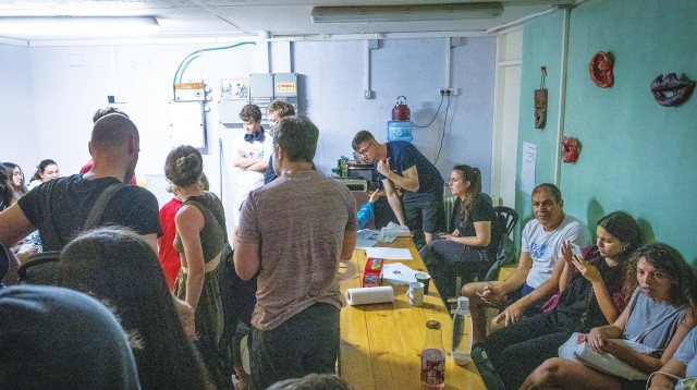 ישראלים במקלט (צילום: נועם ריבקין פנטון, פלאש 90)