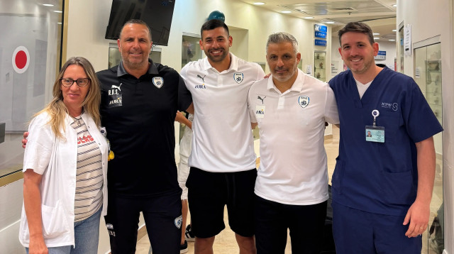 רן בן שמעון, אופיר חיים ותאי בריבו ביקרו ילדים פצועים בבית החולים שיבא (צילום: אתר רשמי, ההתאחדות לכדורגל)