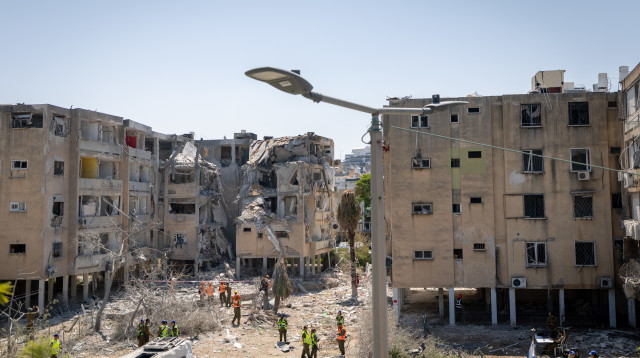 פגיעה ישירה בחולון (צילום: חיים גולדברג, פלאש 90)