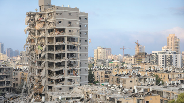 פגיעת הטיל בבניין בבת ים (צילום: חיים גולדברג פלאש 90)