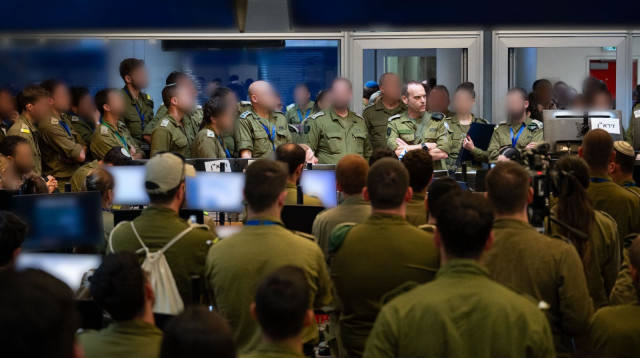 אלוף שלומי בינדר בזירת המטרות (צילום: דובר צה"ל)