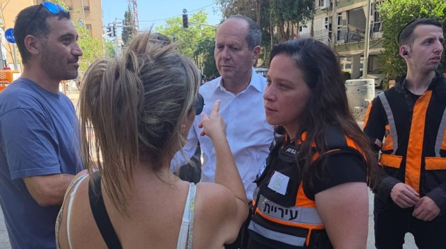 ברקת מבקר בזירת הפגיעה ברמת גן (צילום: דוברות עיריית רמת גן)