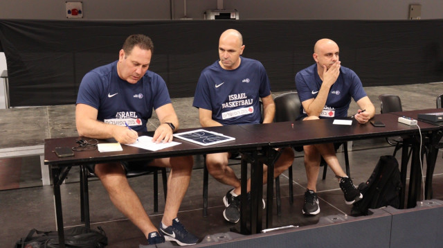הסגל נסגר. גודס ועוזריו, דרור כהן ונדב זילברשטיין (צילום: אתר רשמי, איגוד הכדורסל הישראלי)