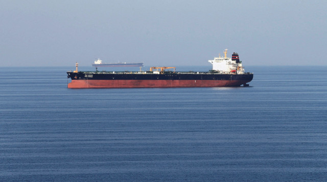 מכלית נפט חוצה את מיצרי הורמוז  (צילום: רויטרס)