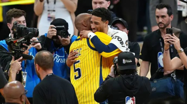 חיבוק מווינר לווינר. הליברטון עם רג'י מילר (צילום: GettyImages, Dylan Buell)